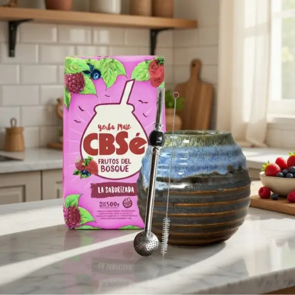 Yerba mate CBSé Frutos del Bosque, tykwa i bombilla na kuchennym stole.webp