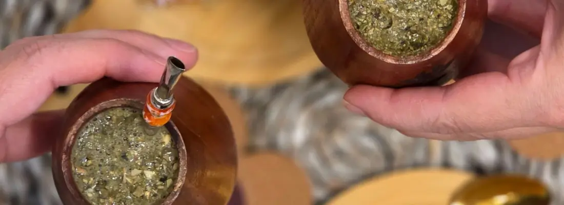 Dwie drewniane tykwy wypełnione suszem yerba mate z Argentyny