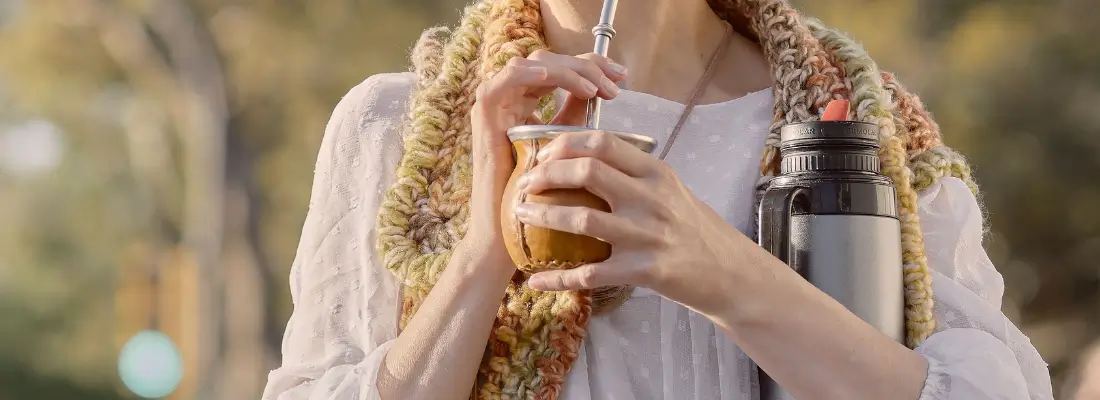 Mateista z argentyńską yerba mate w naczynku i termosem