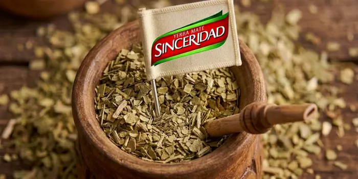 Matero z suszem yerba mate i wbita flaga marki Sinceridad