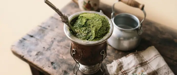 Tradycyjna, brazylijska yerba mate chimarrão w naczyniu cuia
