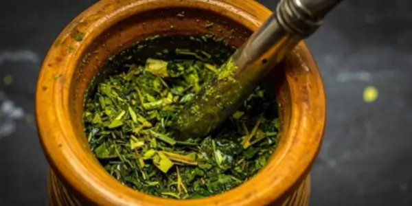 Yerba mate w ceramicznym matero i bombilla
